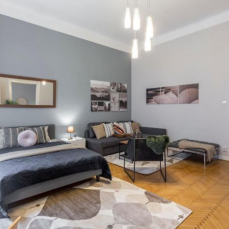 Spacious & Cozy Downtown Apartment With Balcony 부다페스트 외부 사진