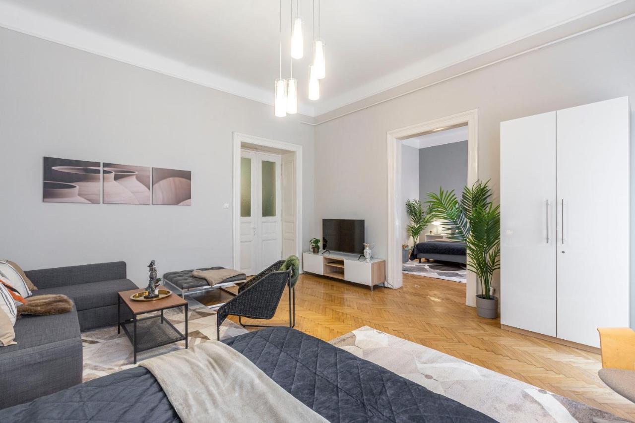 Spacious & Cozy Downtown Apartment With Balcony 부다페스트 외부 사진