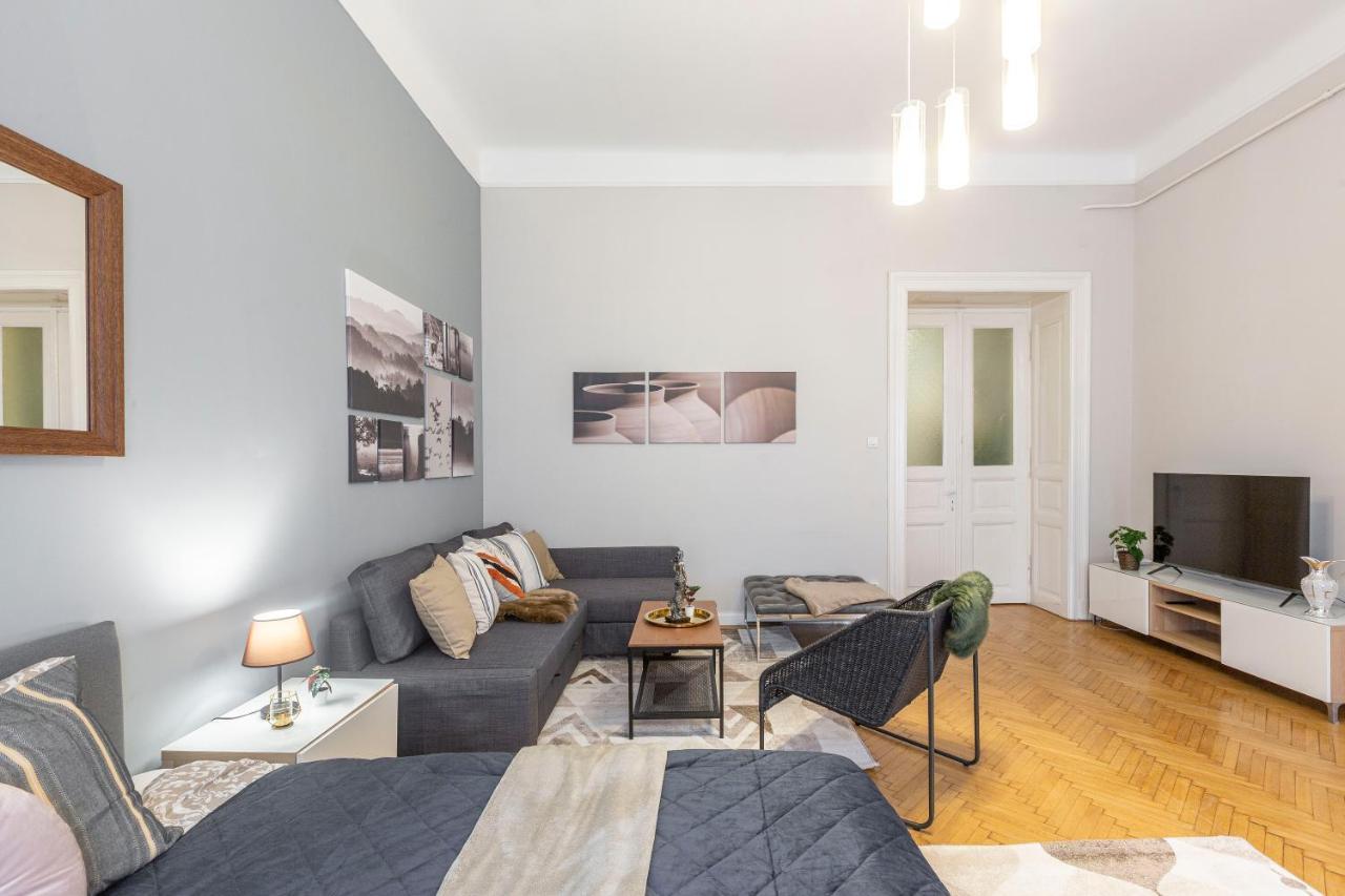 Spacious & Cozy Downtown Apartment With Balcony 부다페스트 외부 사진