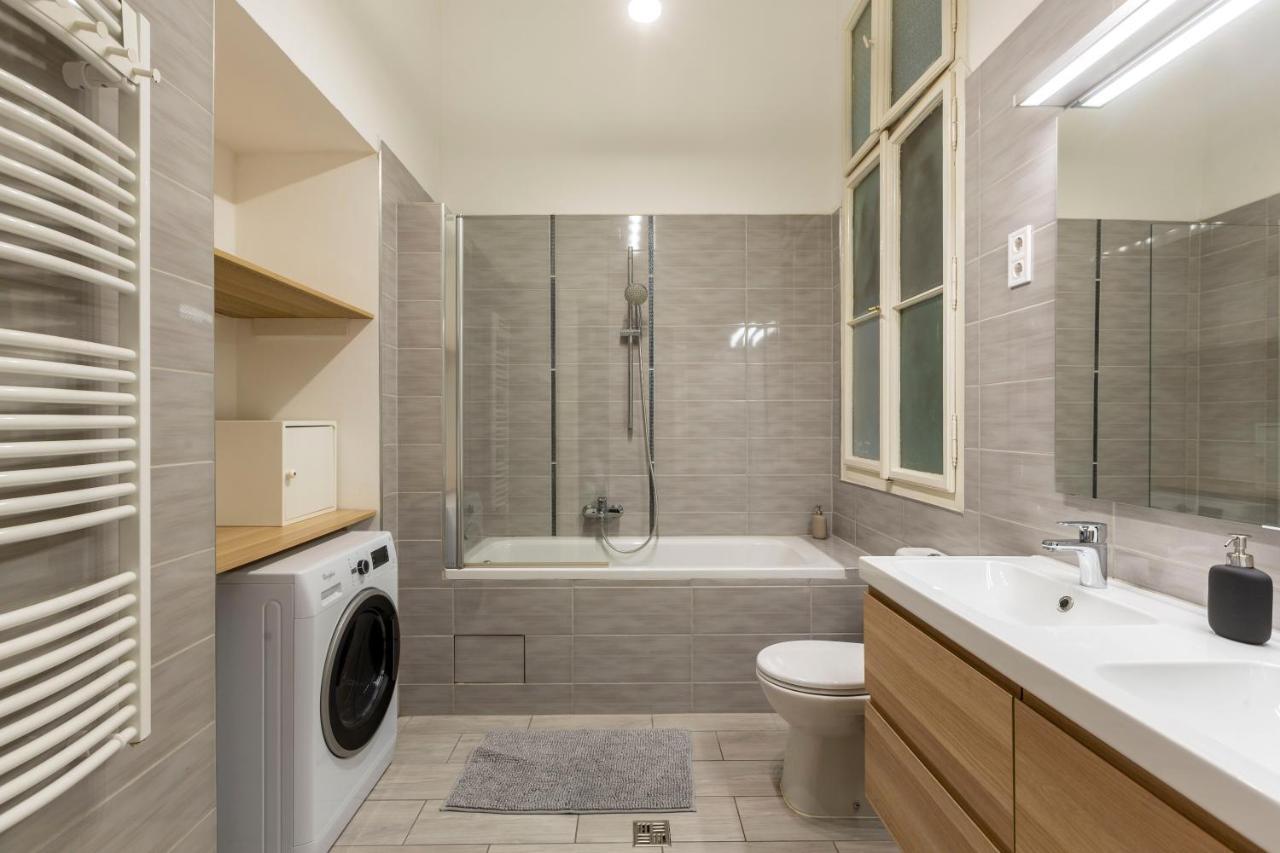Spacious & Cozy Downtown Apartment With Balcony 부다페스트 외부 사진